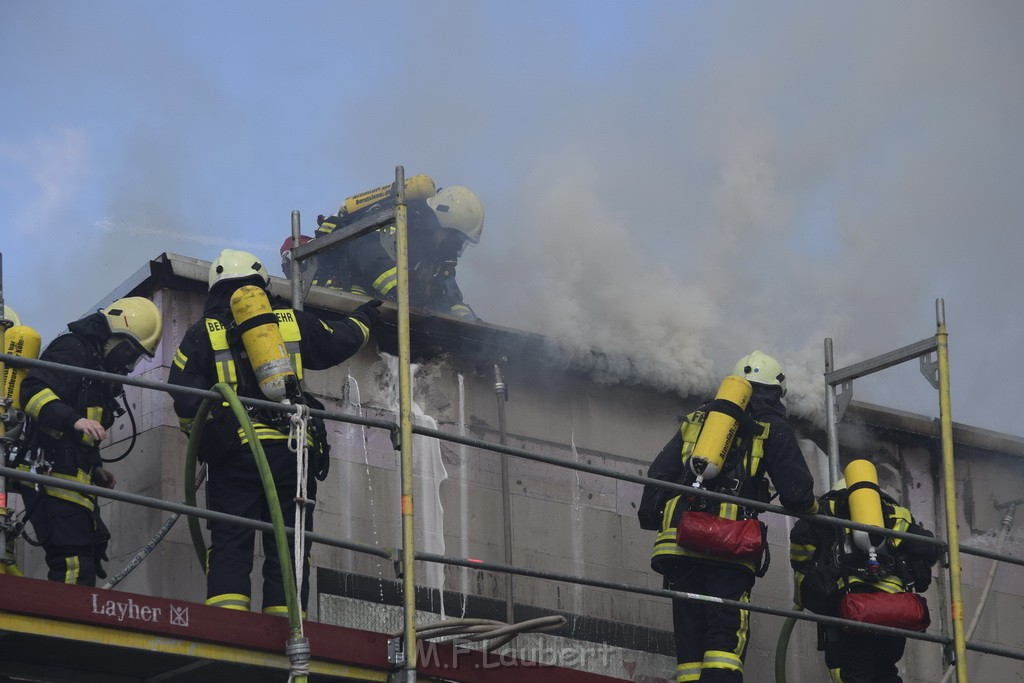 Dachstuhlbrand Koeln Poll Geislarerstr P335.JPG - Miklos Laubert